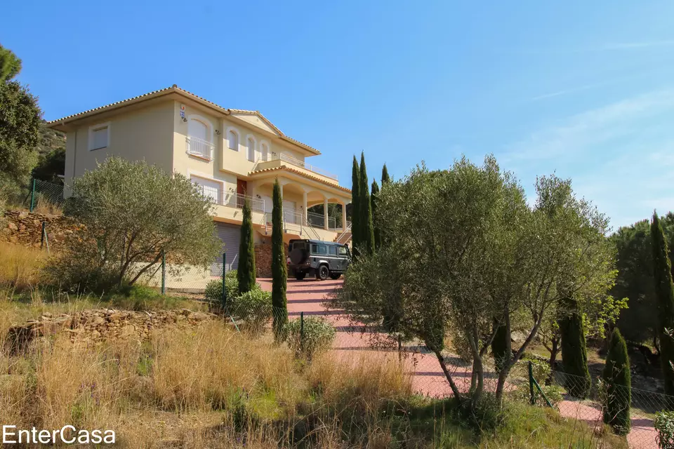 Spectacular villa renovated in 2015 with pool, large garden and panoramic views of the sea, countryside and mountains. Don't miss this unique opportun