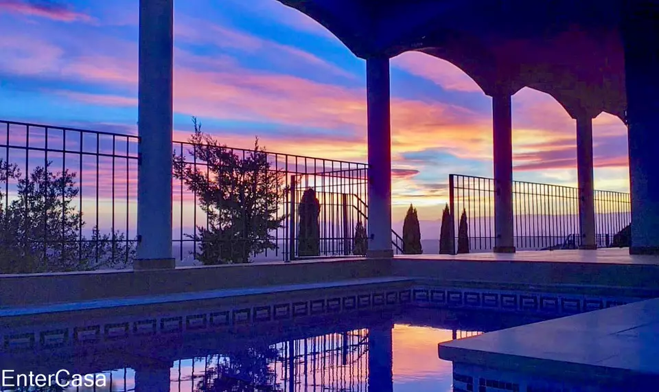 Villa spectaculaire rénovée en 2015 avec piscine, grand jardin et vue panoramique sur la mer, la campagne et les montagnes. Ne manquez pas cette oppor