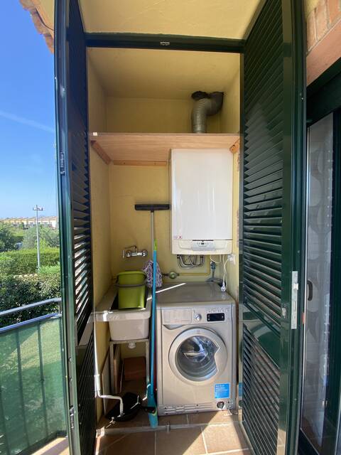 Beautiful and bright 2-room apartment recently renovated located in a modern urbanization of Vilacolum, with central heating and parking space.
