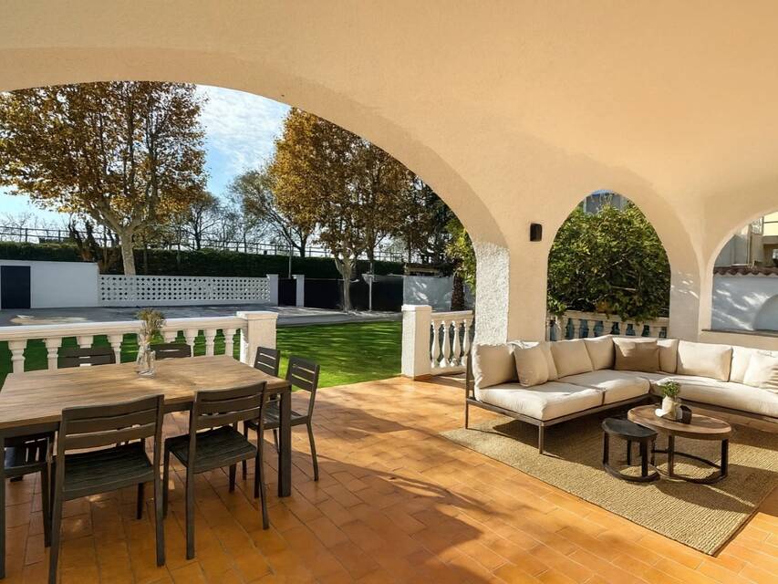 Pis lluminós i renovat, completament equipat. Inclou piscina i plaça de pàrquing. Ideal per gaudir de comoditat i estil.