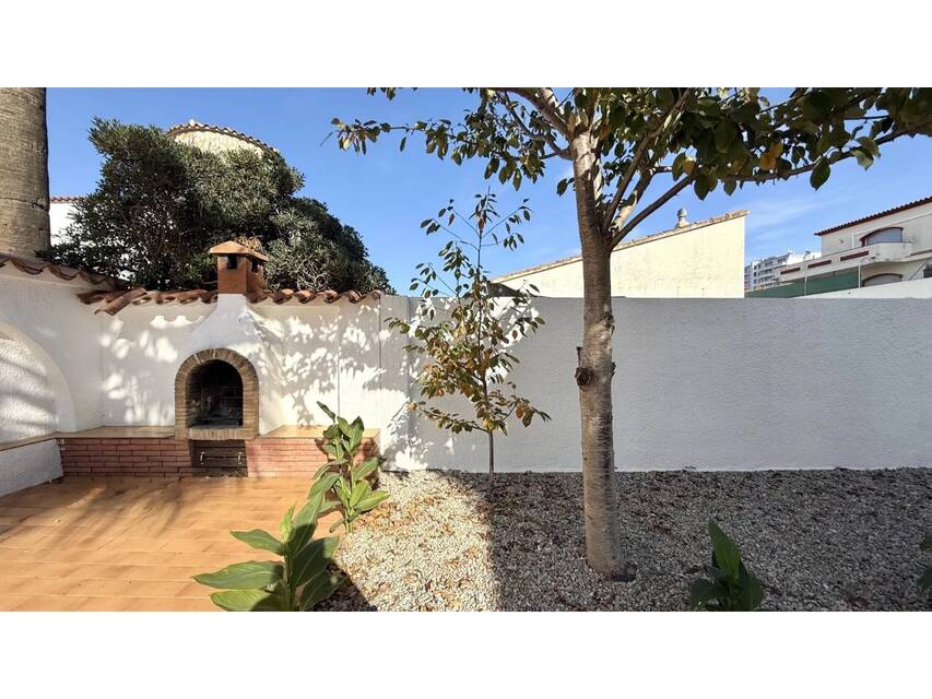 Pis lluminós i renovat, completament equipat. Inclou piscina i plaça de pàrquing. Ideal per gaudir de comoditat i estil.