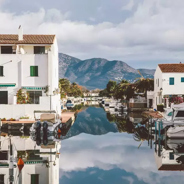 Exclusiva casa de pescador con 4 dormitorios y amarre privado de 7 × 3 m