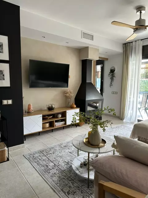 Encantadora casa adossada a Vilacolum, ideal per gaudir d´un estil de vida tranquil i confortable. No te la perdis!