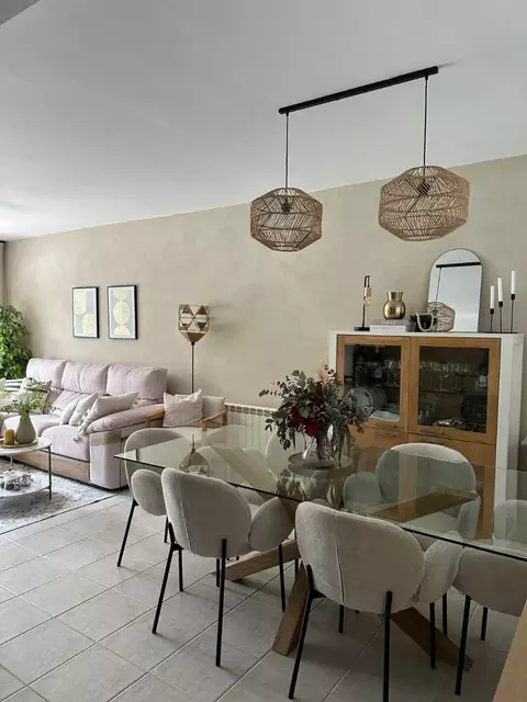 Encantadora casa adossada a Vilacolum, ideal per gaudir d´un estil de vida tranquil i confortable. No te la perdis!