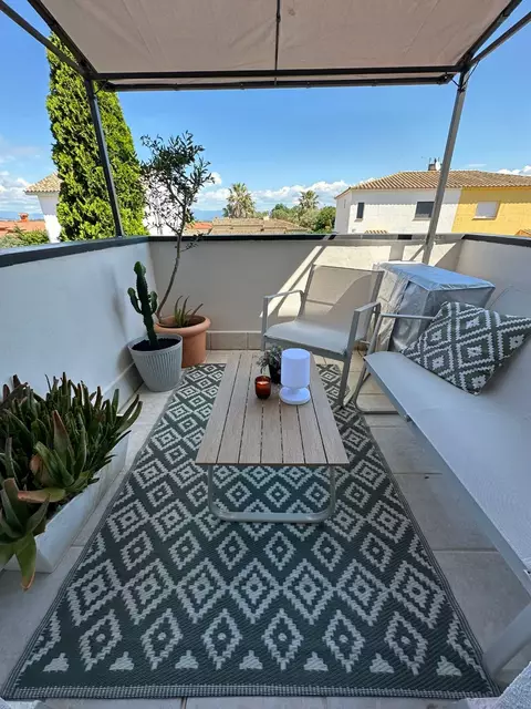 Encantadora casa adossada a Vilacolum, ideal per gaudir d´un estil de vida tranquil i confortable. No te la perdis!