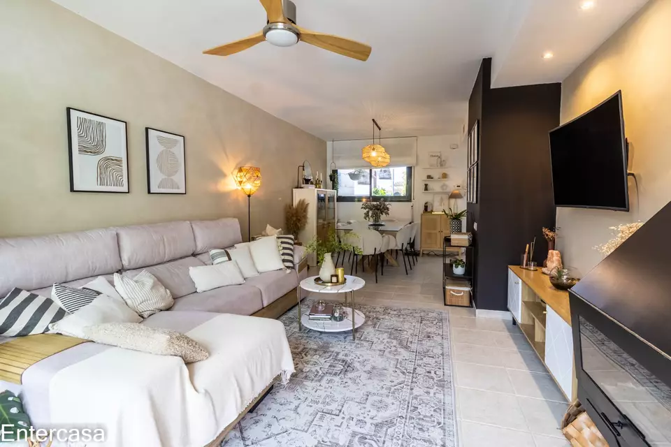 Encantadora casa adossada a Vilacolum, ideal per gaudir d´un estil de vida tranquil i confortable. No te la perdis!