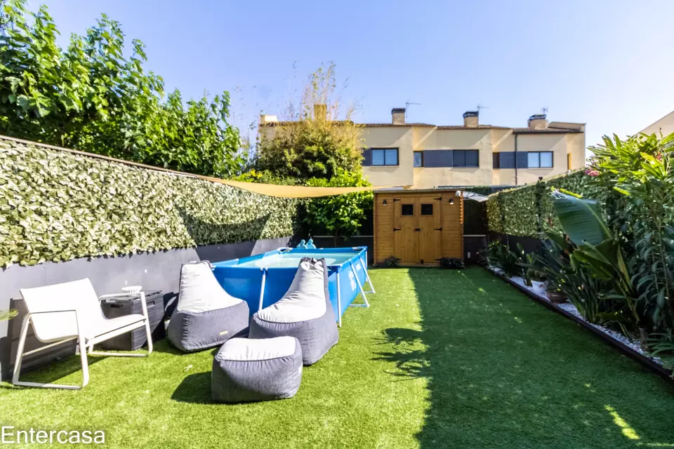 Encantadora casa adossada a Vilacolum, ideal per gaudir d´un estil de vida tranquil i confortable. No te la perdis!
