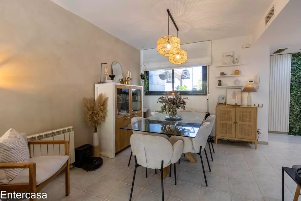 Encantadora casa adossada a Vilacolum, ideal per gaudir d´un estil de vida tranquil i confortable. No te la perdis!