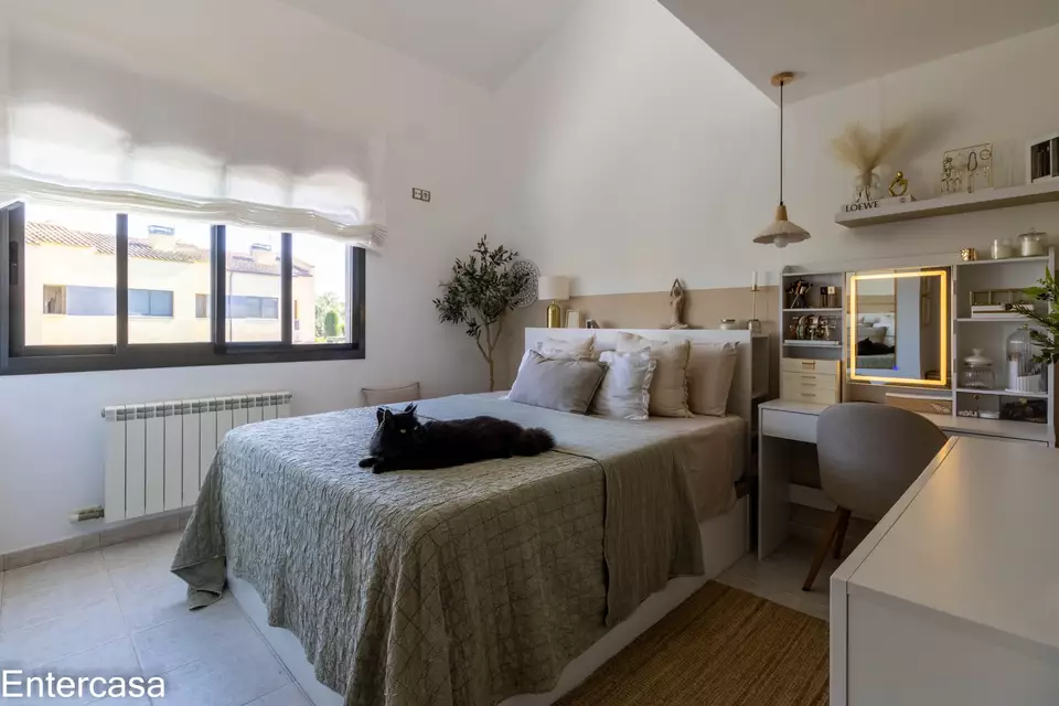Encantadora casa adossada a Vilacolum, ideal per gaudir d´un estil de vida tranquil i confortable. No te la perdis!