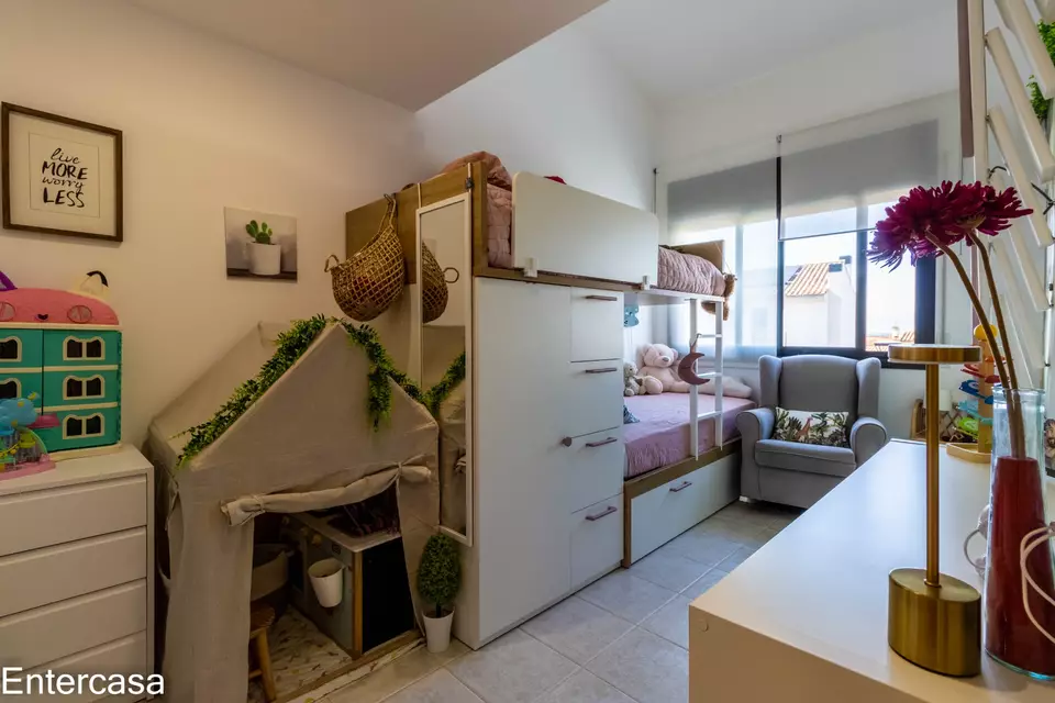 Encantadora casa adossada a Vilacolum, ideal per gaudir d´un estil de vida tranquil i confortable. No te la perdis!