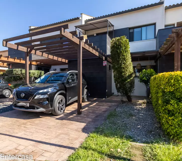 Encantadora casa adossada a Vilacolum, ideal per gaudir d´un estil de vida tranquil i confortable. No te la perdis!