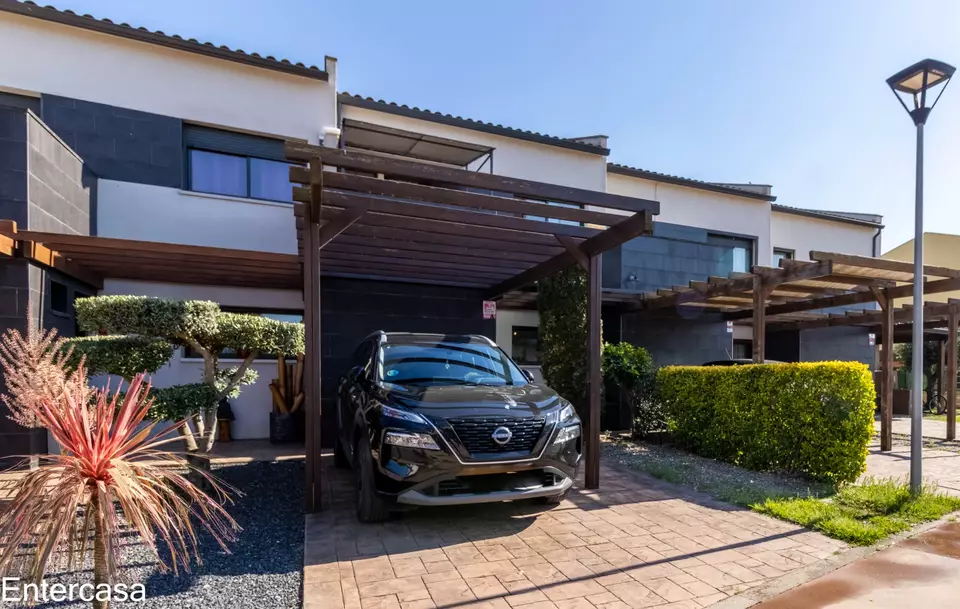 Encantadora casa adossada a Vilacolum, ideal per gaudir d´un estil de vida tranquil i confortable. No te la perdis!