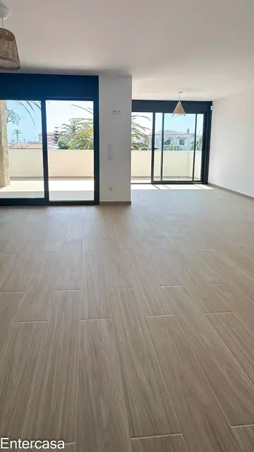 Apartamento exclusivo con piscina y parking privado, situado a pocos pasos de la playa. Una vivienda ideal para disfrutar de la comodidad, el descanso