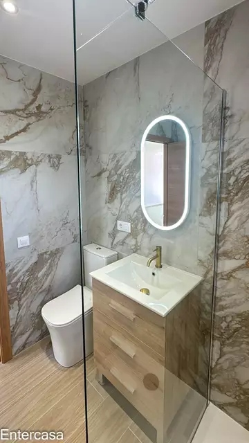 Apartamento exclusivo con piscina y parking privado, situado a pocos pasos de la playa. Una vivienda ideal para disfrutar de la comodidad, el descanso