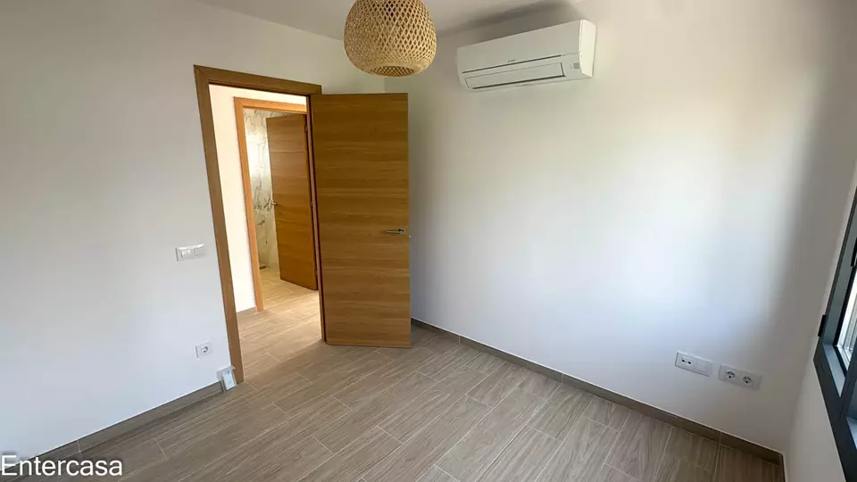 Apartamento exclusivo con piscina y parking privado, situado a pocos pasos de la playa. Una vivienda ideal para disfrutar de la comodidad, el descanso