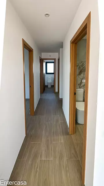 Apartamento exclusivo con piscina y parking privado, situado a pocos pasos de la playa. Una vivienda ideal para disfrutar de la comodidad, el descanso