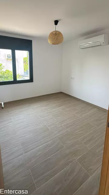 Apartamento exclusivo con piscina y parking privado, situado a pocos pasos de la playa. Una vivienda ideal para disfrutar de la comodidad, el descanso