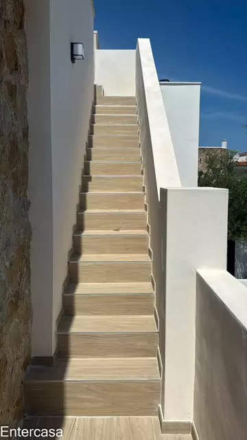 Apartamento exclusivo con piscina y parking privado, situado a pocos pasos de la playa. Una vivienda ideal para disfrutar de la comodidad, el descanso