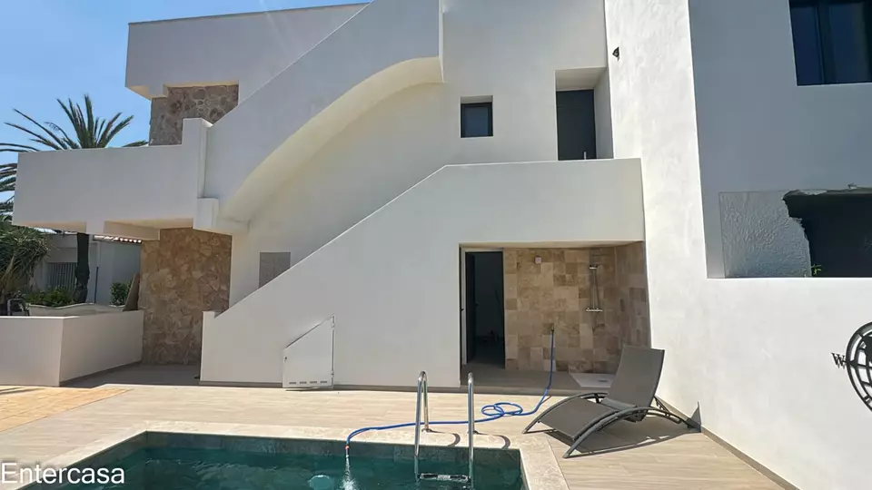 Apartamento exclusivo con piscina y parking privado, situado a pocos pasos de la playa. Una vivienda ideal para disfrutar de la comodidad, el descanso