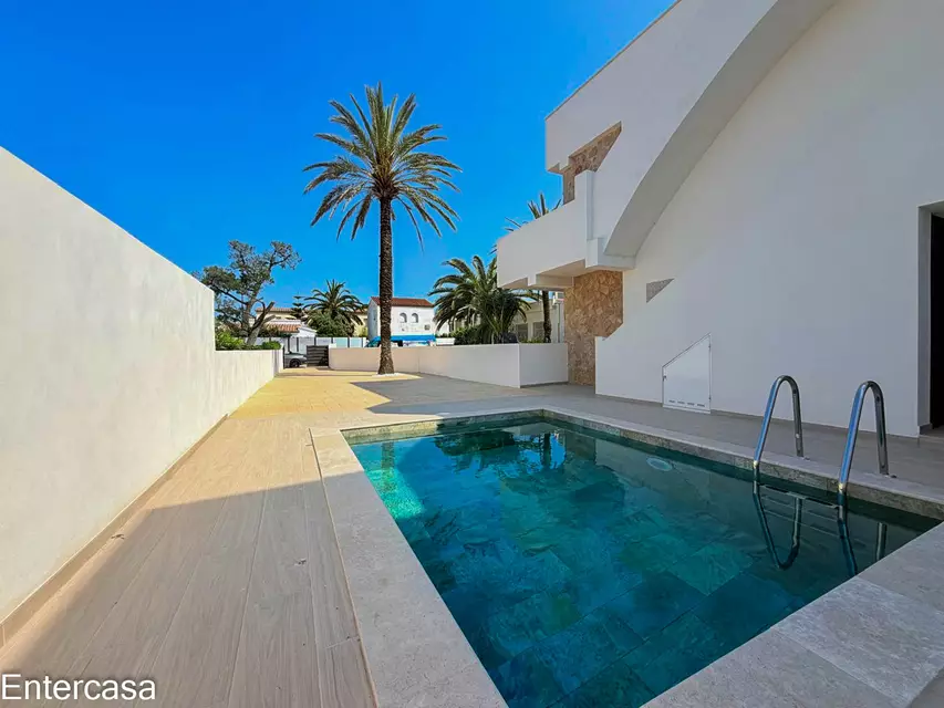 Apartamento exclusivo con piscina y parking privado, situado a pocos pasos de la playa. Una vivienda ideal para disfrutar de la comodidad, el descanso