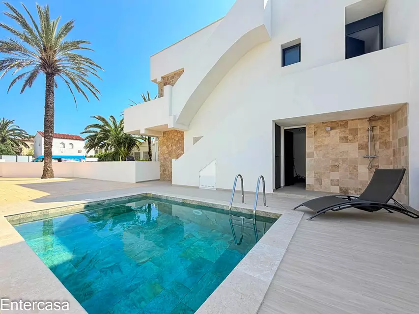 Apartamento exclusivo con piscina y parking privado, situado a pocos pasos de la playa. Una vivienda ideal para disfrutar de la comodidad, el descanso
