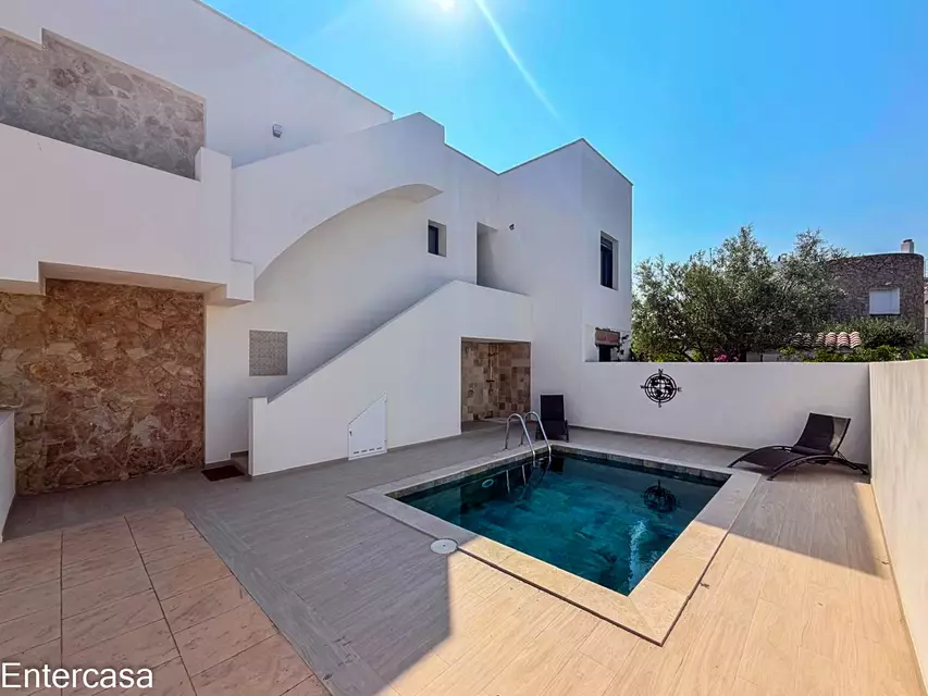 Apartamento exclusivo con piscina y parking privado, situado a pocos pasos de la playa. Una vivienda ideal para disfrutar de la comodidad, el descanso