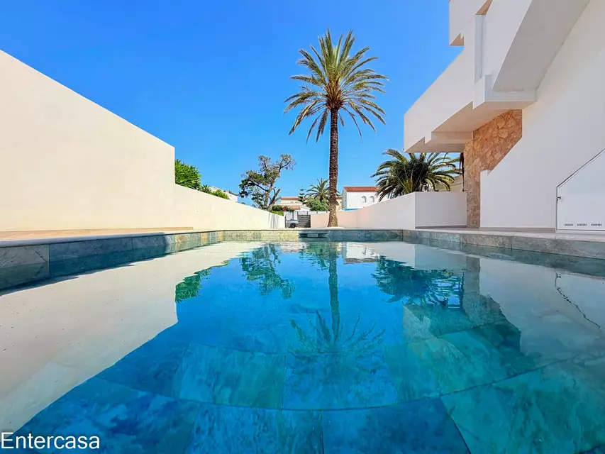 Apartamento exclusivo con piscina y parking privado, situado a pocos pasos de la playa. Una vivienda ideal para disfrutar de la comodidad, el descanso