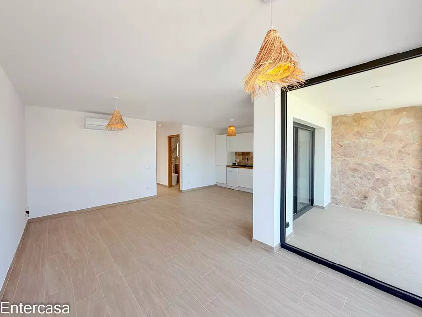 Apartamento exclusivo con piscina y parking privado, situado a pocos pasos de la playa. Una vivienda ideal para disfrutar de la comodidad, el descanso