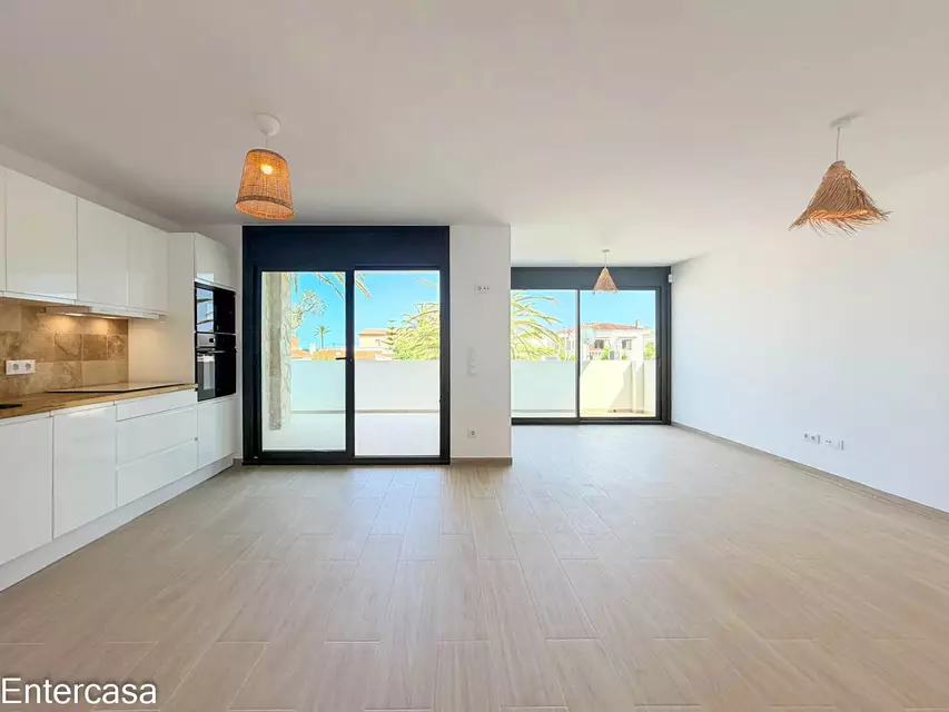 Apartamento exclusivo con piscina y parking privado, situado a pocos pasos de la playa. Una vivienda ideal para disfrutar de la comodidad, el descanso