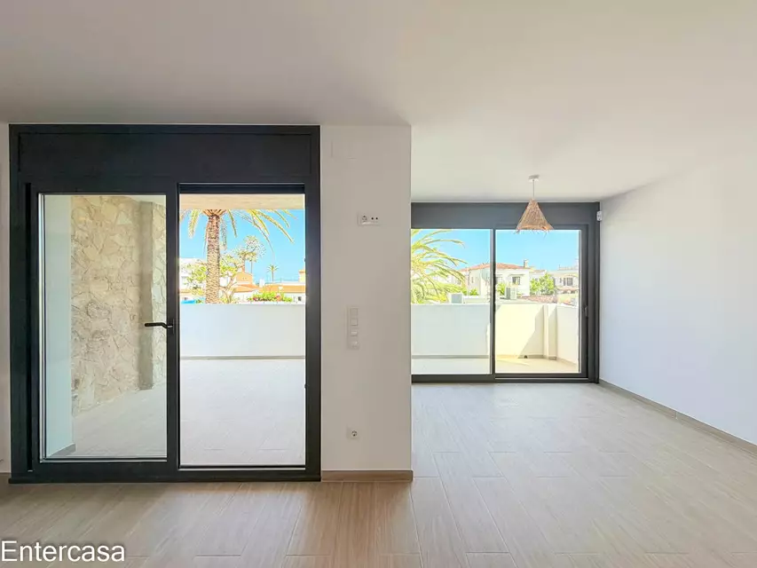 Apartamento exclusivo con piscina y parking privado, situado a pocos pasos de la playa. Una vivienda ideal para disfrutar de la comodidad, el descanso