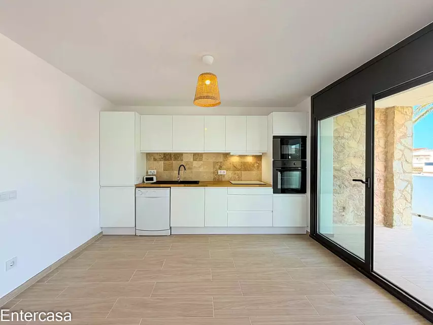 Apartamento exclusivo con piscina y parking privado, situado a pocos pasos de la playa. Una vivienda ideal para disfrutar de la comodidad, el descanso