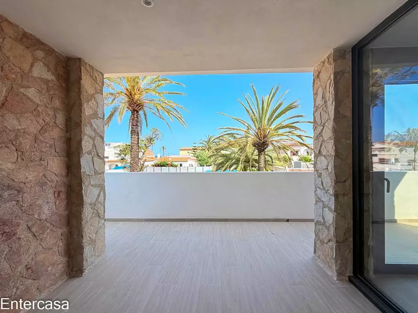Apartamento exclusivo con piscina y parking privado, situado a pocos pasos de la playa. Una vivienda ideal para disfrutar de la comodidad, el descanso