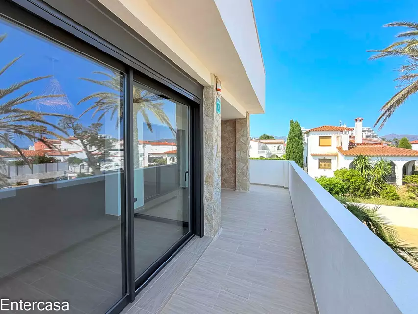 Apartamento exclusivo con piscina y parking privado, situado a pocos pasos de la playa. Una vivienda ideal para disfrutar de la comodidad, el descanso