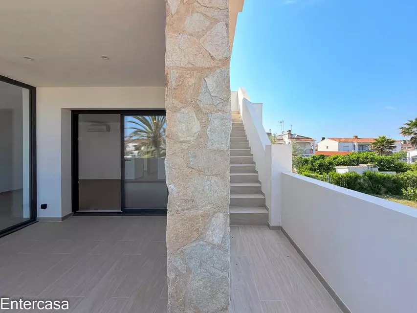 Apartamento exclusivo con piscina y parking privado, situado a pocos pasos de la playa. Una vivienda ideal para disfrutar de la comodidad, el descanso