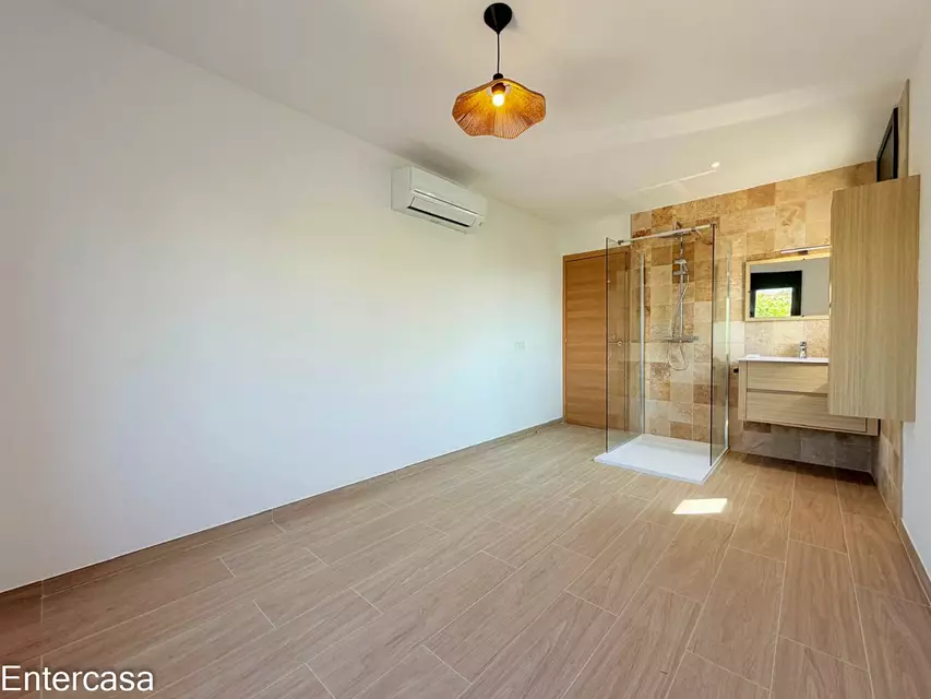 Apartamento exclusivo con piscina y parking privado, situado a pocos pasos de la playa. Una vivienda ideal para disfrutar de la comodidad, el descanso