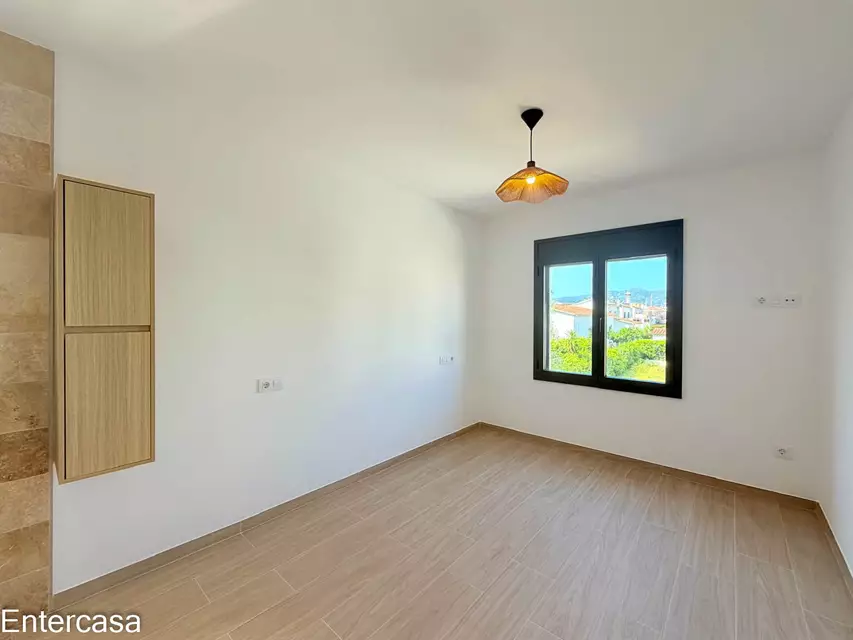 Apartamento exclusivo con piscina y parking privado, situado a pocos pasos de la playa. Una vivienda ideal para disfrutar de la comodidad, el descanso