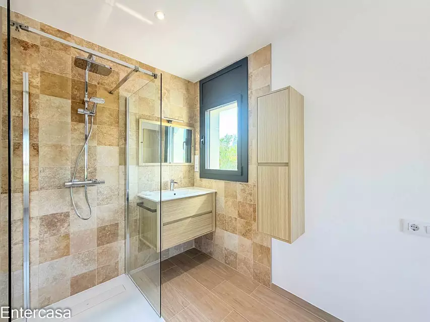 Apartamento exclusivo con piscina y parking privado, situado a pocos pasos de la playa. Una vivienda ideal para disfrutar de la comodidad, el descanso