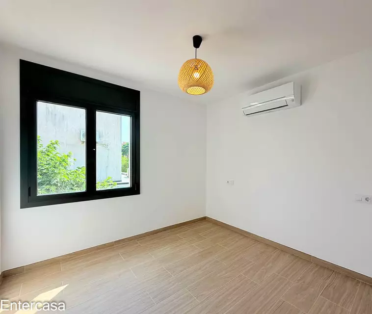 Apartamento exclusivo con piscina y parking privado, situado a pocos pasos de la playa. Una vivienda ideal para disfrutar de la comodidad, el descanso