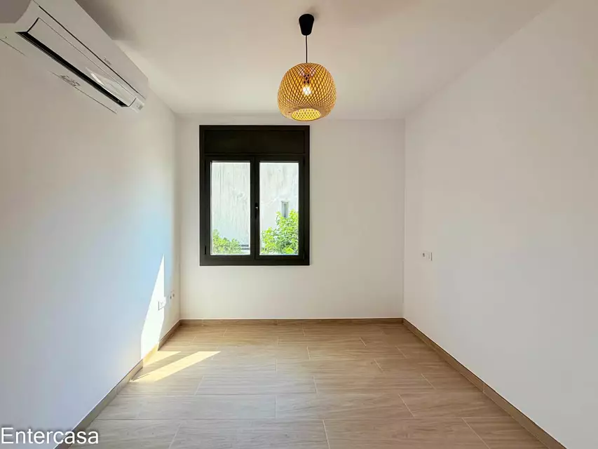 Apartamento exclusivo con piscina y parking privado, situado a pocos pasos de la playa. Una vivienda ideal para disfrutar de la comodidad, el descanso