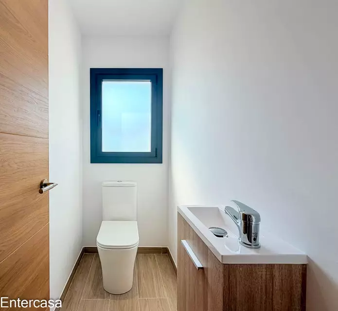 Apartamento exclusivo con piscina y parking privado, situado a pocos pasos de la playa. Una vivienda ideal para disfrutar de la comodidad, el descanso