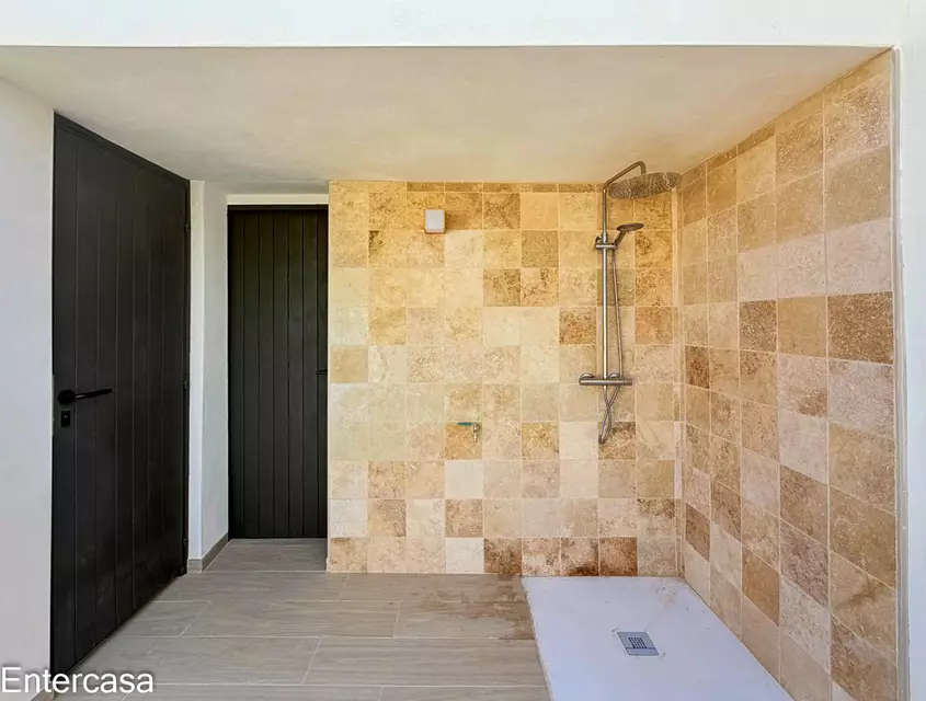 Apartamento exclusivo con piscina y parking privado, situado a pocos pasos de la playa. Una vivienda ideal para disfrutar de la comodidad, el descanso
