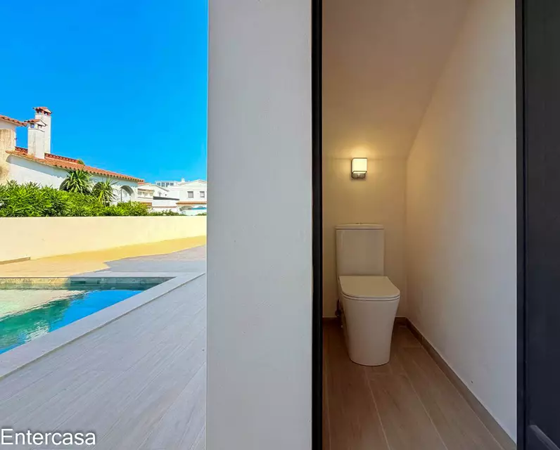 Apartamento exclusivo con piscina y parking privado, situado a pocos pasos de la playa. Una vivienda ideal para disfrutar de la comodidad, el descanso