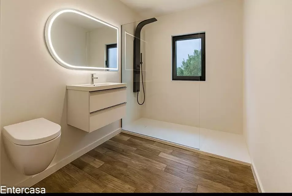 Apartamento exclusivo con piscina y parking privado, situado a pocos pasos de la playa. Una vivienda ideal para disfrutar de la comodidad, el descanso