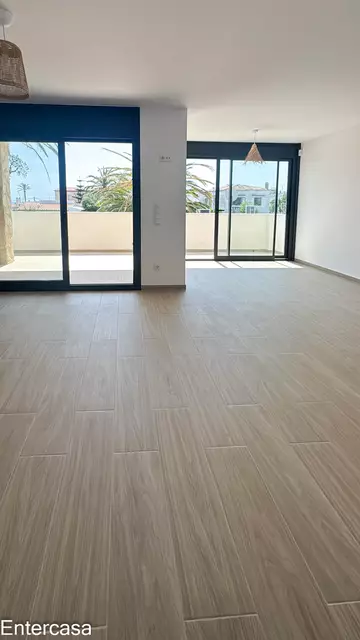 Apartamento exclusivo con piscina y parking privado, situado a pocos pasos de la playa. Una vivienda ideal para disfrutar de la comodidad, el descanso