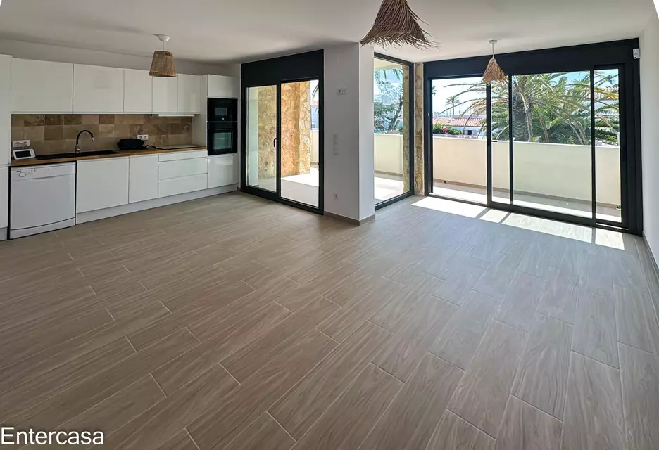 Apartamento exclusivo con piscina y parking privado, situado a pocos pasos de la playa. Una vivienda ideal para disfrutar de la comodidad, el descanso