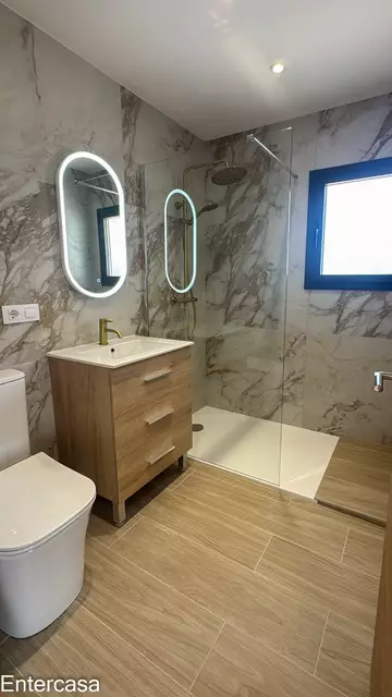 Apartamento exclusivo con piscina y parking privado, situado a pocos pasos de la playa. Una vivienda ideal para disfrutar de la comodidad, el descanso