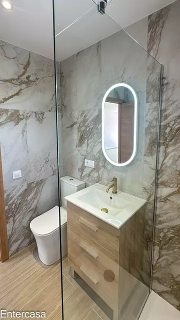 Apartamento exclusivo con piscina y parking privado, situado a pocos pasos de la playa. Una vivienda ideal para disfrutar de la comodidad, el descanso