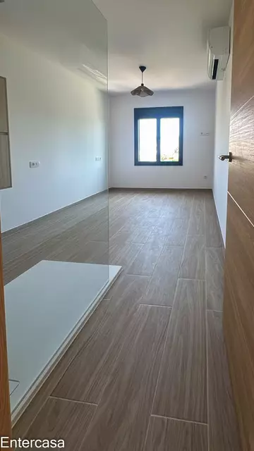Apartamento exclusivo con piscina y parking privado, situado a pocos pasos de la playa. Una vivienda ideal para disfrutar de la comodidad, el descanso