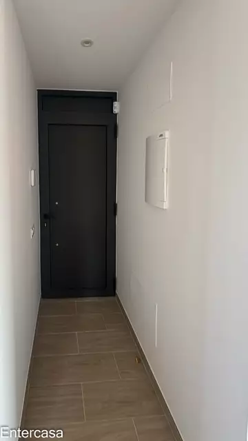 Apartamento exclusivo con piscina y parking privado, situado a pocos pasos de la playa. Una vivienda ideal para disfrutar de la comodidad, el descanso
