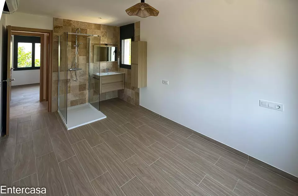 Apartamento exclusivo con piscina y parking privado, situado a pocos pasos de la playa. Una vivienda ideal para disfrutar de la comodidad, el descanso